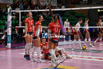 2024-03-03 - team Cuneo celebrates after scoring a match - CUNEO GRANDA VOLLEY VS UYBA VOLLEY BUSTO ARSIZIO - SERIE A1 WOMEN - VOLLEYBALL