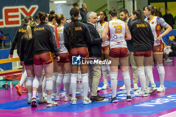 2024-03-03 - Head Coach Giuseppe Cuccarini (Roma Volley Club) with Players of Roma Volley Club during time out - ALLIANZ VV MILANO VS ROMA VOLLEY CLUB - SERIE A1 WOMEN - VOLLEYBALL