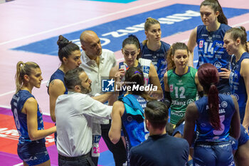 2024-03-03 - Head coach Marco Gaspari (Allianz VV Milano) and Players of Vero Volley Milano during time out - ALLIANZ VV MILANO VS ROMA VOLLEY CLUB - SERIE A1 WOMEN - VOLLEYBALL