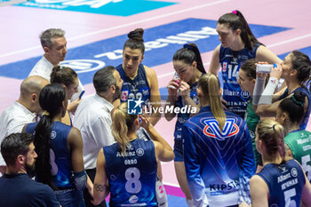 2024-03-03 - Head coach Marco Gaspari (Allianz VV Milano) and Players of Vero Volley Milano during time out - ALLIANZ VV MILANO VS ROMA VOLLEY CLUB - SERIE A1 WOMEN - VOLLEYBALL