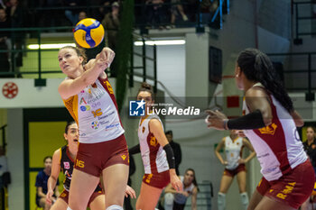 2024-03-03 - Courtney Rose Schwan (Roma Volley Club) on defense - ALLIANZ VV MILANO VS ROMA VOLLEY CLUB - SERIE A1 WOMEN - VOLLEYBALL