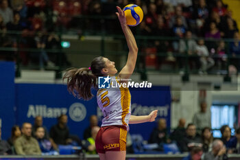 2024-03-03 - Michela Ciarrocchi (Roma Volley Club) at service - ALLIANZ VV MILANO VS ROMA VOLLEY CLUB - SERIE A1 WOMEN - VOLLEYBALL