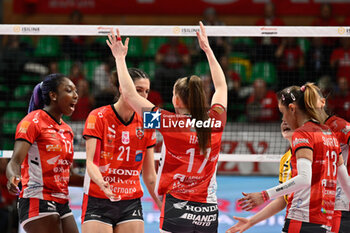 2024-03-06 - team Cuneo celebrates after scoring a point - CUNEO GRANDA VOLLEY VS ROMA VOLLEY CLUB - SERIE A1 WOMEN - VOLLEYBALL