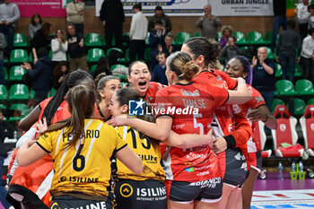 2024-03-06 - Team Cuneo celebrates after scoring a match - CUNEO GRANDA VOLLEY VS ROMA VOLLEY CLUB - SERIE A1 WOMEN - VOLLEYBALL