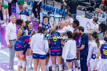 2024-03-06 - Head Coach Massimo Barbolini (Savino Del Bene Scandicci) and Scandicci players during time out - SAVINO DEL BENE SCANDICCI VS WASH4GREEN PINEROLO - SERIE A1 WOMEN - VOLLEYBALL