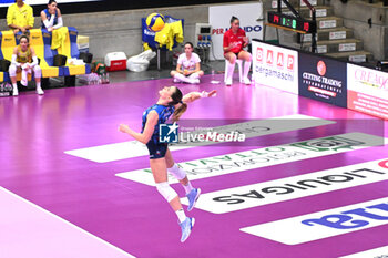 2024-03-16 - Serve of Federica Squarcini ( Prosecco Doc Imoco Conegliano) during VOLLEYBALL - SERIE A1 WOMEN game between Prosecco Doc Imoco Conegliano and Wash4green Pinerolo at Palaverde in Villorba, Italy on   March 16, 2024 - PROSECCO DOC IMOCO CONEGLIANO VS WASH4GREEN PINEROLO - SERIE A1 WOMEN - VOLLEYBALL