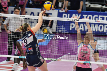 2024-03-24 - #9 Madison Kingdon of Chieri '76 in action during Italian Volleyball Serie A1 Tigota match between Reale Mutua Fenera Chieri '76 and Trasportipesanti Casalmaggiore at PalaFenera, Chieri (TO) - REALE MUTUA FENERA CHIERI 76 VS TRASPORTIPESANTI CASALMAGGIORE - SERIE A1 WOMEN - VOLLEYBALL