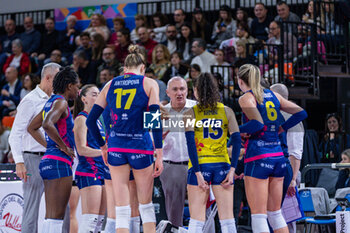 2024-03-17 - Head Coach Massimo Barbolini (Savino Del Bene Scandicci) calls time out - SAVINO DEL BENE SCANDICCI VS ROMA VOLLEY CLUB - SERIE A1 WOMEN - VOLLEYBALL