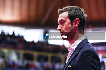 2024-03-24 - Daniele Santarelli Head Coach of Prosecco Doc Imoco Conegliano looks on during Volley Serie A women 2023/24 match between UYBA E-Work Volley Busto Arsizio and Prosecco Doc Imoco Conegliano at E-Work Arena, Busto Arsizio, Italy on March 24, 2024 - UYBA VOLLEY BUSTO ARSIZIO VS PROSECCO DOC IMOCO CONEGLIANO - SERIE A1 WOMEN - VOLLEYBALL