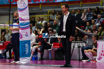 2024-03-24 - Daniele Santarelli Head Coach of Prosecco Doc Imoco Conegliano looks on during Volley Serie A women 2023/24 match between UYBA E-Work Volley Busto Arsizio and Prosecco Doc Imoco Conegliano at E-Work Arena, Busto Arsizio, Italy on March 24, 2024 - UYBA VOLLEY BUSTO ARSIZIO VS PROSECCO DOC IMOCO CONEGLIANO - SERIE A1 WOMEN - VOLLEYBALL
