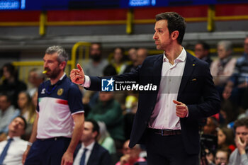 2024-03-24 - Daniele Santarelli Head Coach of Prosecco Doc Imoco Conegliano gestures during Volley Serie A women 2023/24 match between UYBA E-Work Volley Busto Arsizio and Prosecco Doc Imoco Conegliano at E-Work Arena, Busto Arsizio, Italy on March 24, 2024 - UYBA VOLLEY BUSTO ARSIZIO VS PROSECCO DOC IMOCO CONEGLIANO - SERIE A1 WOMEN - VOLLEYBALL