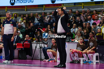 2024-03-24 - Daniele Santarelli Head Coach of Prosecco Doc Imoco Conegliano reacts during Volley Serie A women 2023/24 match between UYBA E-Work Volley Busto Arsizio and Prosecco Doc Imoco Conegliano at E-Work Arena, Busto Arsizio, Italy on March 24, 2024 - UYBA VOLLEY BUSTO ARSIZIO VS PROSECCO DOC IMOCO CONEGLIANO - SERIE A1 WOMEN - VOLLEYBALL