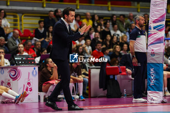2024-03-24 - Daniele Santarelli Head Coach of Prosecco Doc Imoco Conegliano reacts during Volley Serie A women 2023/24 match between UYBA E-Work Volley Busto Arsizio and Prosecco Doc Imoco Conegliano at E-Work Arena, Busto Arsizio, Italy on March 24, 2024 - UYBA VOLLEY BUSTO ARSIZIO VS PROSECCO DOC IMOCO CONEGLIANO - SERIE A1 WOMEN - VOLLEYBALL
