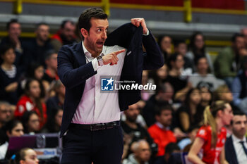 2024-03-24 - Daniele Santarelli Head Coach of Prosecco Doc Imoco Conegliano gestures during Volley Serie A women 2023/24 match between UYBA E-Work Volley Busto Arsizio and Prosecco Doc Imoco Conegliano at E-Work Arena, Busto Arsizio, Italy on March 24, 2024 - UYBA VOLLEY BUSTO ARSIZIO VS PROSECCO DOC IMOCO CONEGLIANO - SERIE A1 WOMEN - VOLLEYBALL
