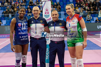 2024-03-27 - Paola Egonu (Allianz VV Milano) with Indre Sorokaite (Wash4green Pinerolo) with referees Alessandro Rossi and Umberto Zanussi - PLAYOFF - ALLIANZ VERO VOLLEY MILANO VS WASH4GREEN PINEROLO - SERIE A1 WOMEN - VOLLEYBALL