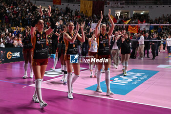 2024-03-31 - Aeroitalia Smi Roma Volley greets the fans during the Playoff Quarter Finals Game 2 Serie A1 Women's Volleyball Championship between Aeroitalia Smi Roma vs Prosecco Doc Imoco Conegliano, 31th March 2024 at the Palazzetto dello Sport in Rome, Italy. - PLAYOFF - AEROITALIA SMI ROMA VS PROSECCO DOC IMOCO CONEGLIANO - SERIE A1 WOMEN - VOLLEYBALL