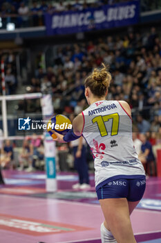 2024-04-10 - Ekaterina Antropova (Savino Del Bene Scandicci) at service during the Playoff Semifinal game2 Serie A1 Women's Volleyball Championship between Allianz Vero Volley Milano vs Savino Del Bene Scandicci at Allianz Cloud, Milano, Italy on April 10, 2024 - PLAYOFF - ALLIANZ VERO VOLLEY MILANO VS SAVINO DEL BENE SCANDICCI - SERIE A1 WOMEN - VOLLEYBALL