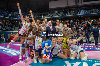 2024-04-10 - Players of Savino Del Bene Scandicci celebrate the victory during the Playoff Semifinal game2 Serie A1 Women's Volleyball Championship between Allianz Vero Volley Milano vs Savino Del Bene Scandicci at Allianz Cloud, Milano, Italy on April 10, 2024 - PLAYOFF - ALLIANZ VERO VOLLEY MILANO VS SAVINO DEL BENE SCANDICCI - SERIE A1 WOMEN - VOLLEYBALL