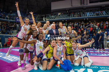 2024-04-10 - Players of Savino Del Bene Scandicci celebrate the victory during the Playoff Semifinal game2 Serie A1 Women's Volleyball Championship between Allianz Vero Volley Milano vs Savino Del Bene Scandicci at Allianz Cloud, Milano, Italy on April 10, 2024 - PLAYOFF - ALLIANZ VERO VOLLEY MILANO VS SAVINO DEL BENE SCANDICCI - SERIE A1 WOMEN - VOLLEYBALL