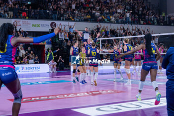 2024-04-06 - Savino Del Bene Scandicci players celebrate the match winning - PLAYOFF - SAVINO DEL BENE SCANDICCI VS ALLIANZ VERO VOLLEY MILANO - SERIE A1 WOMEN - VOLLEYBALL