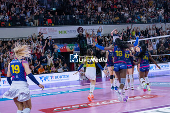 2024-04-06 - Savino Del Bene Scandicci players celebrate the match winning - PLAYOFF - SAVINO DEL BENE SCANDICCI VS ALLIANZ VERO VOLLEY MILANO - SERIE A1 WOMEN - VOLLEYBALL