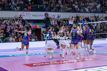 2024-04-06 - Savino Del Bene Scandicci players celebrate the match winning - PLAYOFF - SAVINO DEL BENE SCANDICCI VS ALLIANZ VERO VOLLEY MILANO - SERIE A1 WOMEN - VOLLEYBALL