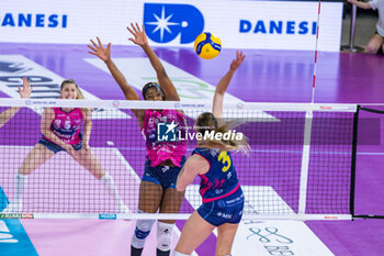 2024-04-06 - Attack of Britt Herbots (Savino Del Bene Scandicci) vs Myriam Sylla (Allianz Vero Volley Milano) - PLAYOFF - SAVINO DEL BENE SCANDICCI VS ALLIANZ VERO VOLLEY MILANO - SERIE A1 WOMEN - VOLLEYBALL