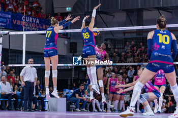 2024-04-06 - Attack of Paola Egonu (Allianz Vero Volley Milano) vs Ana Carolina da Silva (Savino Del Bene Scandicci) - PLAYOFF - SAVINO DEL BENE SCANDICCI VS ALLIANZ VERO VOLLEY MILANO - SERIE A1 WOMEN - VOLLEYBALL