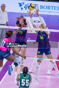 2024-04-06 - Myriam Sylla (Allianz Vero Volley Milano) vs Ekaterina Antropova (Savino Del Bene Scandicci) and Ana Carolina da Silva (Savino Del Bene Scandicci) - PLAYOFF - SAVINO DEL BENE SCANDICCI VS ALLIANZ VERO VOLLEY MILANO - SERIE A1 WOMEN - VOLLEYBALL