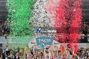 2024-04-27 - Players of Prosecco Doc Imoco Conegliano celebrate the victory - PLAYOFF - FINAL - SAVINO DEL BENE SCANDICCI VS PROSECCO DOC IMOCO CONEGLIANO - SERIE A1 WOMEN - VOLLEYBALL