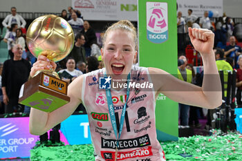 2024-04-27 - Isabelle Haak of Prosecco Doc Imoco Conegliano celebrates the victory - PLAYOFF - FINAL - SAVINO DEL BENE SCANDICCI VS PROSECCO DOC IMOCO CONEGLIANO - SERIE A1 WOMEN - VOLLEYBALL