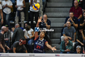 2024-10-06 - #21 Loveth Omoruyi of Chieri '76 in action during Italian women's Serie A1 Volleyball championship: Day 1 match beetween Reale Mutua Fenera Chieri '76 and Igor Gorgonzola Novara at Palafenera to Chieri (TO) - 6/10/2024 - REALE MUTUA FENERA CHIERI '76 VS IGOR GORGONZOLA NOVARA - SERIE A1 WOMEN - VOLLEYBALL