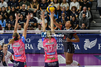 2024-10-06 - #6 Avery Skinner of Chieri '76 in action during Italian women's Serie A1 Volleyball championship: Day 1 match beetween Reale Mutua Fenera Chieri '76 and Igor Gorgonzola Novara at Palafenera to Chieri (TO) - 6/10/2024 - REALE MUTUA FENERA CHIERI '76 VS IGOR GORGONZOLA NOVARA - SERIE A1 WOMEN - VOLLEYBALL