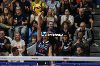 2024-10-06 - #21 Loveth Omoruyi of Chieri '76 in action during Italian women's Serie A1 Volleyball championship: Day 1 match beetween Reale Mutua Fenera Chieri '76 and Igor Gorgonzola Novara at Palafenera to Chieri (TO) - 6/10/2024 - REALE MUTUA FENERA CHIERI '76 VS IGOR GORGONZOLA NOVARA - SERIE A1 WOMEN - VOLLEYBALL