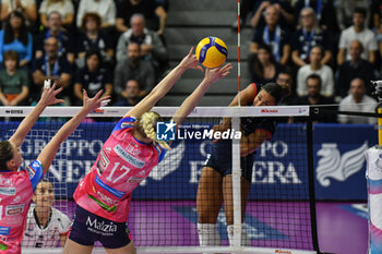 2024-10-06 - #6 Avery Skinner of Chieri '76 in action during Italian women's Serie A1 Volleyball championship: Day 1 match beetween Reale Mutua Fenera Chieri '76 and Igor Gorgonzola Novara at Palafenera to Chieri (TO) - 6/10/2024 - REALE MUTUA FENERA CHIERI '76 VS IGOR GORGONZOLA NOVARA - SERIE A1 WOMEN - VOLLEYBALL