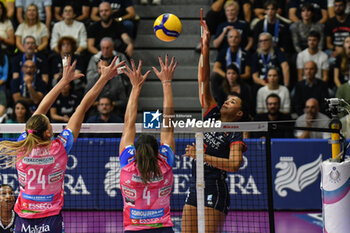 2024-10-06 - #6 Avery Skinner of Chieri '76 in action during Italian women's Serie A1 Volleyball championship: Day 1 match beetween Reale Mutua Fenera Chieri '76 and Igor Gorgonzola Novara at Palafenera to Chieri (TO) - 6/10/2024 - REALE MUTUA FENERA CHIERI '76 VS IGOR GORGONZOLA NOVARA - SERIE A1 WOMEN - VOLLEYBALL