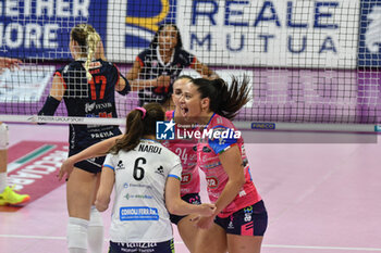 2024-10-06 - Igor Gorgonzola Novara celebrates point team's Italian women's Serie A1 Volleyball championship: Day 1 match beetween Reale Mutua Fenera Chieri '76 and Igor Gorgonzola Novara at Palafenera to Chieri (TO) - 6/10/2024 - REALE MUTUA FENERA CHIERI '76 VS IGOR GORGONZOLA NOVARA - SERIE A1 WOMEN - VOLLEYBALL