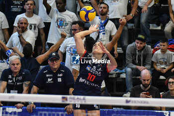 2024-10-06 - #10 Sarah Van Aalen of Chieri '76 in action during Italian women's Serie A1 Volleyball championship: Day 1 match beetween Reale Mutua Fenera Chieri '76 and Igor Gorgonzola Novara at Palafenera to Chieri (TO) - 6/10/2024 - REALE MUTUA FENERA CHIERI '76 VS IGOR GORGONZOLA NOVARA - SERIE A1 WOMEN - VOLLEYBALL