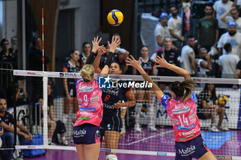 2024-10-06 - #6 Avery Skinner of Chieri '76 in action during Italian women's Serie A1 Volleyball championship: Day 1 match beetween Reale Mutua Fenera Chieri '76 and Igor Gorgonzola Novara at Palafenera to Chieri (TO) - 6/10/2024 - REALE MUTUA FENERA CHIERI '76 VS IGOR GORGONZOLA NOVARA - SERIE A1 WOMEN - VOLLEYBALL