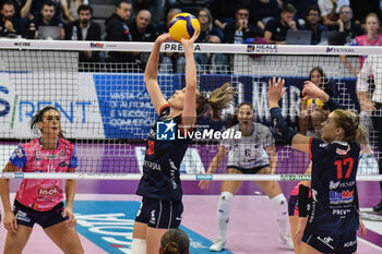 2024-10-06 - #10 Sarah Van Aalen of Chieri '76 in action during Italian women's Serie A1 Volleyball championship: Day 1 match beetween Reale Mutua Fenera Chieri '76 and Igor Gorgonzola Novara at Palafenera to Chieri (TO) - 6/10/2024 - REALE MUTUA FENERA CHIERI '76 VS IGOR GORGONZOLA NOVARA - SERIE A1 WOMEN - VOLLEYBALL