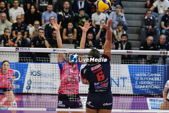 2024-10-06 - #6 Avery Skinner of Chieri '76 in action during Italian women's Serie A1 Volleyball championship: Day 1 match beetween Reale Mutua Fenera Chieri '76 and Igor Gorgonzola Novara at Palafenera to Chieri (TO) - 6/10/2024 - REALE MUTUA FENERA CHIERI '76 VS IGOR GORGONZOLA NOVARA - SERIE A1 WOMEN - VOLLEYBALL