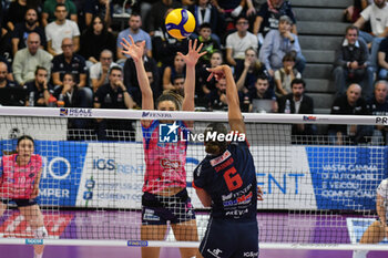 2024-10-06 - #6 Avery Skinner of Chieri '76 in action during Italian women's Serie A1 Volleyball championship: Day 1 match beetween Reale Mutua Fenera Chieri '76 and Igor Gorgonzola Novara at Palafenera to Chieri (TO) - 6/10/2024 - REALE MUTUA FENERA CHIERI '76 VS IGOR GORGONZOLA NOVARA - SERIE A1 WOMEN - VOLLEYBALL