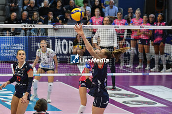 2024-10-06 - #10 Sarah Van Aalen of Chieri '76 in action during Italian women's Serie A1 Volleyball championship: Day 1 match beetween Reale Mutua Fenera Chieri '76 and Igor Gorgonzola Novara at Palafenera to Chieri (TO) - 6/10/2024 - REALE MUTUA FENERA CHIERI '76 VS IGOR GORGONZOLA NOVARA - SERIE A1 WOMEN - VOLLEYBALL