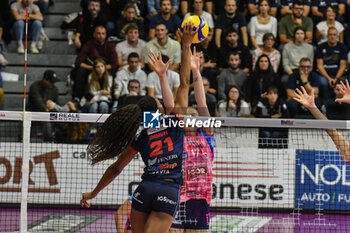 2024-10-06 - #21 Loveth Omoruyi of Chieri '76 in action during Italian women's Serie A1 Volleyball championship: Day 1 match beetween Reale Mutua Fenera Chieri '76 and Igor Gorgonzola Novara at Palafenera to Chieri (TO) - 6/10/2024 - REALE MUTUA FENERA CHIERI '76 VS IGOR GORGONZOLA NOVARA - SERIE A1 WOMEN - VOLLEYBALL