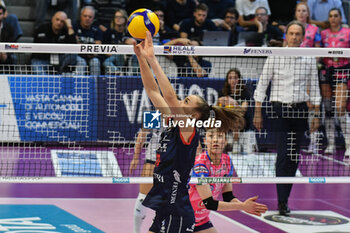 2024-10-06 - #10 Sarah Van Aalen of Chieri '76 in action during Italian women's Serie A1 Volleyball championship: Day 1 match beetween Reale Mutua Fenera Chieri '76 and Igor Gorgonzola Novara at Palafenera to Chieri (TO) - 6/10/2024 - REALE MUTUA FENERA CHIERI '76 VS IGOR GORGONZOLA NOVARA - SERIE A1 WOMEN - VOLLEYBALL