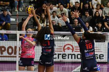 2024-10-06 - #17 Tatiana Tolok of Igor Novara in action during Italian women's Serie A1 Volleyball championship: Day 1 match beetween Reale Mutua Fenera Chieri '76 and Igor Gorgonzola Novara at Palafenera to Chieri (TO) - 6/10/2024 - REALE MUTUA FENERA CHIERI '76 VS IGOR GORGONZOLA NOVARA - SERIE A1 WOMEN - VOLLEYBALL