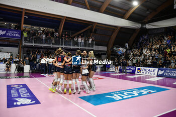 2024-10-06 - Reale Mutua Fenera Chieri '76 celebrates victory team's to make the score 3-2 during Italian women's Serie A1 Volleyball championship: Day 1 match beetween Reale Mutua Fenera Chieri '76 and Igor Gorgonzola Novara at Palafenera to Chieri (TO) - 6/10/2024 - REALE MUTUA FENERA CHIERI '76 VS IGOR GORGONZOLA NOVARA - SERIE A1 WOMEN - VOLLEYBALL