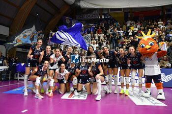 2024-10-06 - Reale Mutua Fenera Chieri '76 celebrates victory team's to make the score 3-2 during Italian women's Serie A1 Volleyball championship: Day 1 match beetween Reale Mutua Fenera Chieri '76 and Igor Gorgonzola Novara at Palafenera to Chieri (TO) - 6/10/2024 - REALE MUTUA FENERA CHIERI '76 VS IGOR GORGONZOLA NOVARA - SERIE A1 WOMEN - VOLLEYBALL