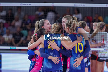 2024-10-05 - Savino Del Bene Scandicci players celebrate a point - SAVINO DEL BENE SCANDICCI VS HONDA OLIVERO S.BERNARDO CUNEO  - SERIE A1 WOMEN - VOLLEYBALL