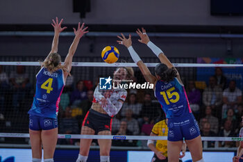 2024-10-05 - Alexandra Lazic (Cuneo Granda Volley) attack vs Ana Carolina da Silva (Savino Del Bene Scandicci) and Britt Herbots (Savino Del Bene Scandicci) - SAVINO DEL BENE SCANDICCI VS HONDA OLIVERO S.BERNARDO CUNEO  - SERIE A1 WOMEN - VOLLEYBALL